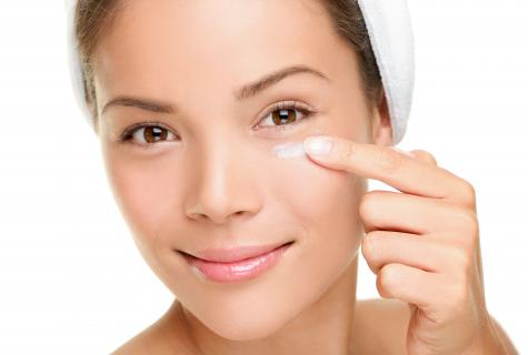 Skin care around eyes: clarification, moistening, food